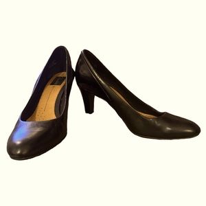 Clarks Artisan Black Leather 2” Heels Womens Size 9.5